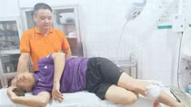 Công an xã và người dân phối hợp cứu shipper bị đất đá vùi lấp do sạt lở