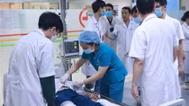 Nhiều người trẻ bị đột quỵ do tắm khuya