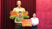 Cục Cảnh sát hình sự và Công an Hoà Bình ủng hộ đồng bào khắc phục hậu quả bão lũ