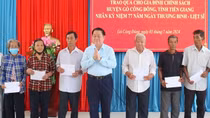 Trưởng Ban Tuyên giáo Trung ương tặng quà gia đình chính sách tại Tiền Giang