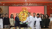 Phó trưởng Ban Tuyên giáo Trung ương Lê Hải Bình thăm, chúc mừng Bệnh viện 19-8