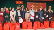Trao hàng trăm suất quà Tết cho gia đình chính sách, hộ nghèo ở Thừa Thiên Huế