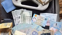 Khách đi tàu lại để quên túi tiền
