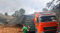 Xe chở sắn bị lật, Quốc lộ 15D đi Cửa khẩu La Lay ùn tắc nghiêm trọng