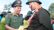 Thanh niên Vĩnh Long hăng hái lên đường nhập ngũ