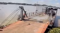 Ba người ngồi trên ca bin thì xe tải qua phà bất ngờ lao xuống sông