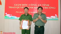 Khen thưởng vụ truy bắt nhanh đối tượng dùng hung khí cướp tài sản ở Phú Quốc