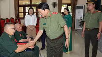 Thứ trưởng Lê Quốc Hùng thăm, tặng quà 2 Trung tâm Điều dưỡng thương binh tại Hà Nam