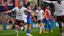 Lội ngược dòng trước Crystal Palace, Man City áp sát ngôi đầu bảng