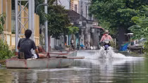 Người dân xóm Bến Vôi đi thuyền trên đường làng