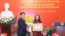 Trao Huy hiệu 30 năm tuổi Đảng tặng Phó Chủ tịch nước Võ Thị Ánh Xuân