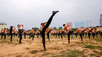Cảnh sát chống khủng bố "đội" nắng luyện võ trên thao trường