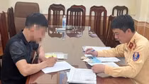 Phạt tiền và tước bằng tài xế dừng xe trên cầu Chương Dương ném rác xuống sông Hồng