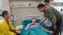 Thăm hỏi nạn nhân và gia đình trong vụ sạt lở đất