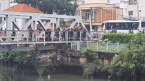 Cảnh sát lội bùn đen vớt thi thể nổi trên kênh Nhiêu Lộc- Thị Nghè