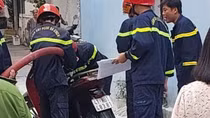 Dập tắt xe máy điện bốc cháy trên đường