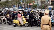 CSGT vất vả thiết lập ngã tư an toàn ở Hà Nội