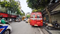 CSGT tuần tra từ rạng sáng xử lý xe hợp đồng vi phạm trong phố cổ Hà Nội