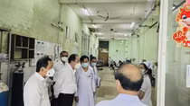 Nhiều chỉ đạo cấp thiết sau phản ánh “Bệnh nhân cấp cứu phải nằm dưới sàn”