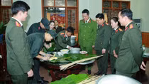 Công an Nghệ An gói, nấu bánh chưng tặng các bệnh nhân