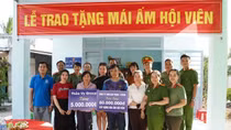 Tặng nhà cho gia đình nhân viên nghèo