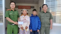 Công an xã hỗ trợ cháu bé đi lạc về với người thân
