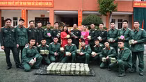 Hàng trăm bộ đội tham gia hội thi gói bánh chưng