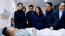 Bí thư Hà Nội Bùi Thị Minh Hoài thăm nạn nhân vụ quán cà phê bị phóng hỏa