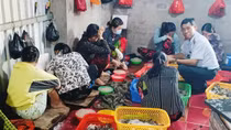 Bắt quả tang một cơ sở ở Bạc Liêu bơm tạp chất vào tôm nguyên liệu