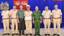 Khen thưởng 2 Thiếu tá Công an nhặt được của rơi nhanh chóng tìm người trả lại