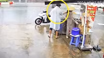 Truy bắt đối tượng vờ mua hàng để trộm điện thoại của nhiều người
