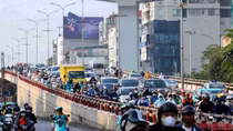 Người dân Hà Nội ùn ùn rời thủ đô bắt đầu kỳ nghỉ lễ
