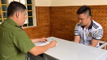Giả vờ xin nước uống rồi giật dây chuyền vàng