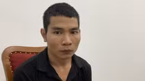 Một mình giữ 4 khẩu súng và gần 60 viên đạn để "phòng thân"
