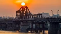 Hà Nội nắng đẹp, nhiệt độ tăng nhẹ; miền Trung có mưa nhiều nơi