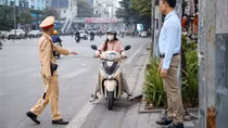 Tùy tiện đi ngược chiều, hàng loạt tài xế bị lập biên bản