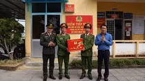 Thứ trưởng Lê Quốc Hùng thăm Công an xã, tặng 1000 phần quà cho hộ gia đình có hoàn cảnh khó khăn
