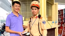 Cảnh sát giao thông xác minh, trả lại tài sản thất lạc cho người dân