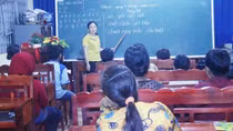 Đồng bào S'tiêng lớn tuổi đi học xóa mù chữ