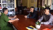 Công an xã tuần tra, phát hiện 2 đối tượng rải tờ rơi cho vay "tín dụng đen"
