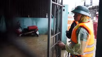 Mưa lớn kéo dài, lực lượng Công an tất bật giúp dân vùng “rốn lũ” của Đà Nẵng sơ tán
