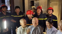 Vừa dập tắt đám cháy, lại vội chạy đi cứu người kẹt trong thang máy