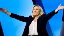 Pháp: Ông Macron “tự bắn vào chân”
