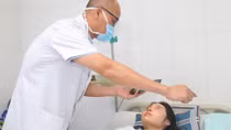 Hai phụ nữ mù mắt và hoại tử ngực do tiêm filler làm đẹp