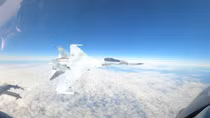Khoảnh khắc Su-35 Nga bay cắt mặt F-16 Mỹ