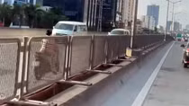 Không mũ bảo hiểm, nữ tài xế đi xe máy ngược chiều Vành đai 3 trên cao