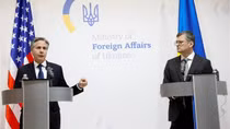 Ngoại trưởng Mỹ hé lộ gói viện trợ mới khi thăm "chớp nhoáng" Ukraine