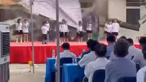Sập mái hiên nhà văn hóa, nhiều trẻ bị thương