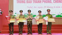 Trao thưởng thành tích đặc biệt xuất sắc trong đấu tranh phòng, chống tội phạm