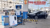 Xế hộp phi như máy bay chạy đà, tông đổ trụ bơm xăng